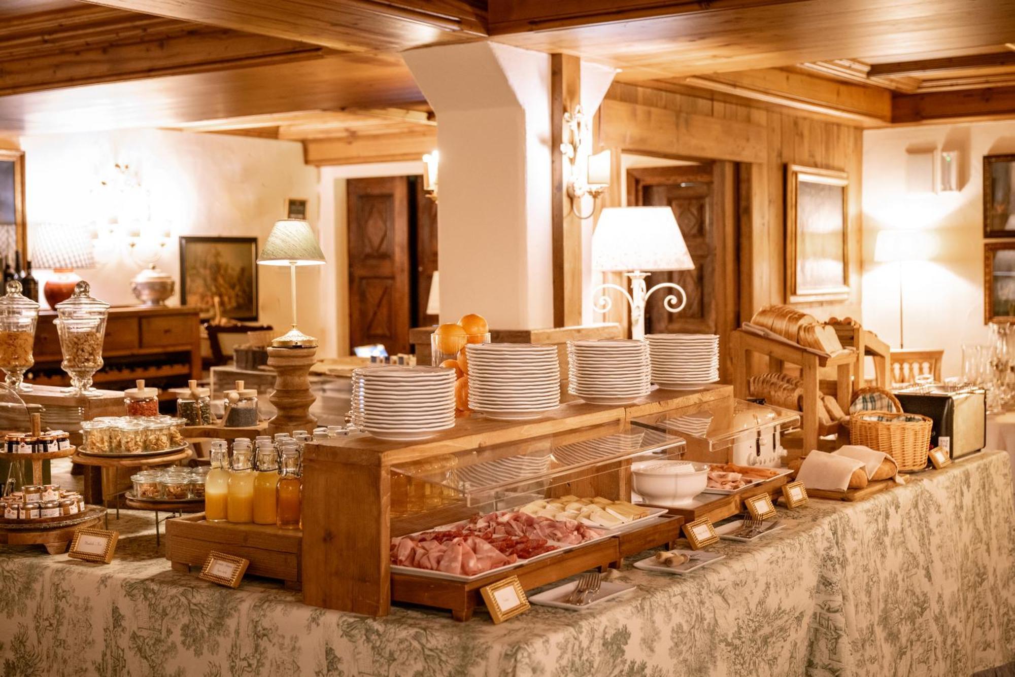 Auberge De La Maison Courmayeur Exterior photo